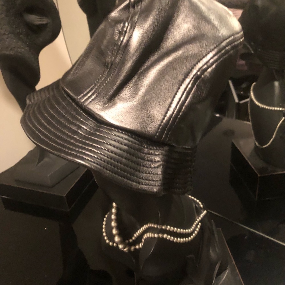 Bucket hat black leather look